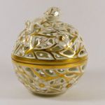 MESESZÉP GAZDAGON ARANYOZOTT ÉS ÁTTÖRT MINTÁS HERENDI PORCELÁN BONBONIER ! fotó