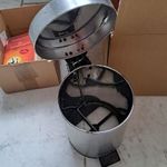 rozsdamentes acél pedálos szemetes látható, valószínűleg kisebb méretű (3–5 literes), fotó