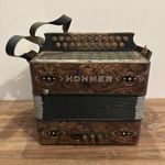 Eladó egy Hohner gombos harmonika viszonylag jó állapotban. fotó