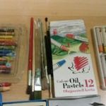 Rajz és festő eszközök, ecset, kréta fotó
