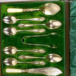 MESESZÉP TEÁSKANÁL SZETT GYÖNGYHÁZ NYELES DESSZERTES TÁLALÓ KIEGÉSZÍTŐ PÁRRAL DOBOZBAN X fotó