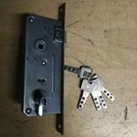 Elzett zár 5 db kulccsal fotó