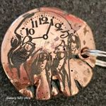 Egyedi vörösréz EDC érme-kulcstartó, Hórusz szeme és olvadó óra motívummal fotó