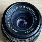 Carl Zeiss Jena Flektogon 35 mm f/2.4 MC objektív tokjában fotó