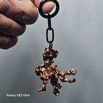 Egyedi kézzel öntött vörösréz kulcstartó – természetes formavilág, nyers textúrával fotó