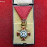 F.J. KORONÁS ARANY ÉRDEMKERESZT GYÁRTÓ: BACHRUCH BUDAPEST, EREDETI DOBOZBAN kiv, enyhe oxidfolt fotó