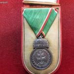 MAGYAR KORONÁS EZÜSTÉREM 1922 BAROKK KORONÁVAL DOBOZÁBAN kiv, doboz a zsanérnál törött !! fotó