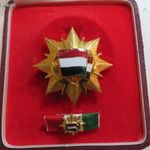 MNK. ZÁSZLÓRENDJE 1983 ( átmérő: 60mm ) ADOMÁNYOZÓ OKIRATTAL kiv-, kis zománchiba fotó