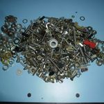 Csavarok, anyák, stb. egyben fotó