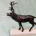 MÉRETES ANTIK BRONZIROZOTT SZARVASBIKA SZOBOR, VADÁSZ TÉMÁJÚ SZOBOR Márvány talpazaton fotó