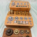 31 db. ANTIK RÉZ, KRÓMOZOTT RÉZ SÚLY, MÉRLEG SÚLY + TÖBB LAPSÚLY+ 3 db. SÚLY TARTÓ fotó