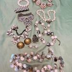 9 db ANTIK BIZSU, ÉKSZER, PORCELÁN ÜVEG, GYÖNGYHÁZ ÉS FÉMBŐL KÉSZÜLT SZÉPSÉGEK fotó