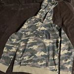 Zöld terep színű kapucnis, kenguru zsebes North Face gyerek pulcsi, pulóver. L. (Vi) fotó