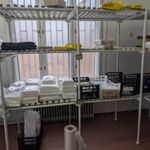 Egyedi építésű polc, polcrendszer (3 fehér + 2 natúr) fotó