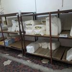 Egyedi építésű masszív polc, polcrendszer fotó