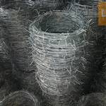 Szögesdrót, drótfonat, drótháló, oszlop, kapu, kerítés építés fotó