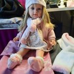 Játék baba ruhákkal fotó