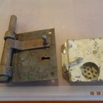 Rákosi-kor börtön/büntetés végrehajtás relikvia-2: Cellaajtó kukucskáló és zár! & fotó