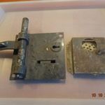 Rákosi-kor börtön/büntetés végrehajtás relikvia-1: Cellaajtó kukucskáló és zár! & fotó