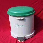 Retro pedálos fém szemetes fotó