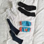 Gyermek ruhacsomag 4 db zokni 11-12 évesre 1 db gumírozott talpú szobazokni fotó