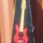 Elektronikus gyermek gitár elemről vagy kombóról üzemeltetve is. John Lewis fotó