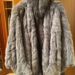 Gyönyörű eredeti Szürke Róka kék színnel, valódi szőrmebunda, divatos pelerin fazon. fotó
