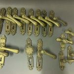 Szecessziós antik sárgaréz kilincsek egy polgári lakásból / 6 pár ajtó és 2 pár ablak kilincs fotó