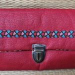 KÉZMŰVES PIROS BŐR PÉNZTÁRCA. fotó