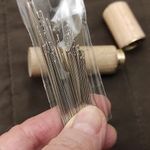 Könnyítetten befűzhető varrótű készlet fa tűtartó tokban (K) fotó