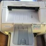 HP LJ-1018 lézernyomtató kábelekkel fotó