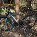 Kaimarte városi férfi kerékpár fotó