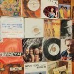 18 DARAB RÉGI KISLEMEZ (BAKELIT) EGYBEN fotó