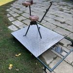 Tető-csomagtartó forgó vadásszékkel és létrával fotó