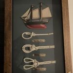 Fali fa kulcstartó szekrény, kis vitorlás és tengerész-csomók díszítéssel fotó