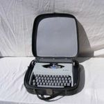 Retro táskaírógép fotó