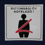Gungl matrica, Biztonsági öv kötelező! fotó
