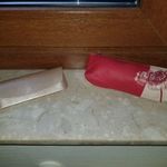 Arany mágneses merevített szemüvegtok és Yves Rocher tolltartó újszerű fotó