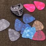 Gitárpengetők, gitárra ragasztható pengető tartóval (K) fotó