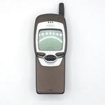 retro Nokia 7110 mobiltelefon 1999-es évből barna színben fotó