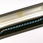 MESESZÉP CSISZOLT KÉK KÖVES EZÜST KARKÖTŐ DÍSZDOBOZZAL X fotó