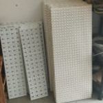 Perforált fémlemez, falra szerelhető szerszámtartó, akasztós lyukas lemez hátfal fotó