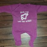 Nézd ki alszik itt - feliratú lila színű pamut rugdalózó fotó