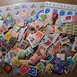 Parafilatélia bélyegek, nagy mennyiségben, ömlesztve. fotó