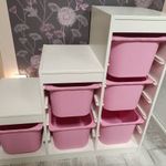 IKEA játéktároló rózsaszín dobozokkal fotó