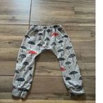 86-os esernyős jogger fotó