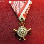 FERENC JÓZSEF ARANY ÉRDEMKERESZT 1849 GYÁRTÓJEL NÉLKÜL, CSILLAG BEÜTŐVEL (37 x 37mm) kiv+ fotó