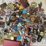 KINCSESLÁDA A FIÓKBÓL! EBBEN MINDEN VAN ! KITÜNTETÉSEK , JELVÉNYEK....!1 FORINTRÓL! fotó