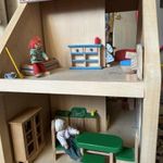 Nagyméretű babaház fából teljes berendezéssel, figurákkal fotó