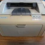 HP LJ-1020 lézernyomtató kábelekkel fotó